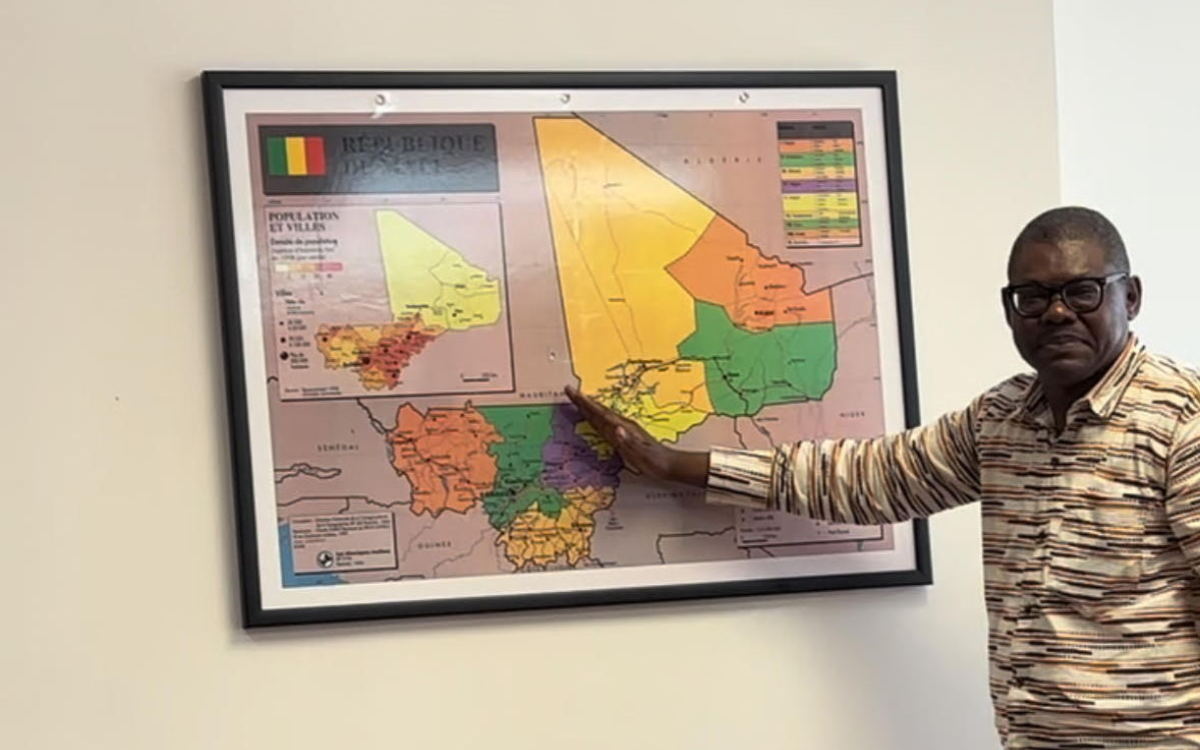 Mali diplomat pointing to map